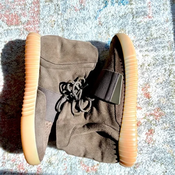 adidas Yeezy Boost 750 Light Brown Gum (Chocolate) - Size 10.5